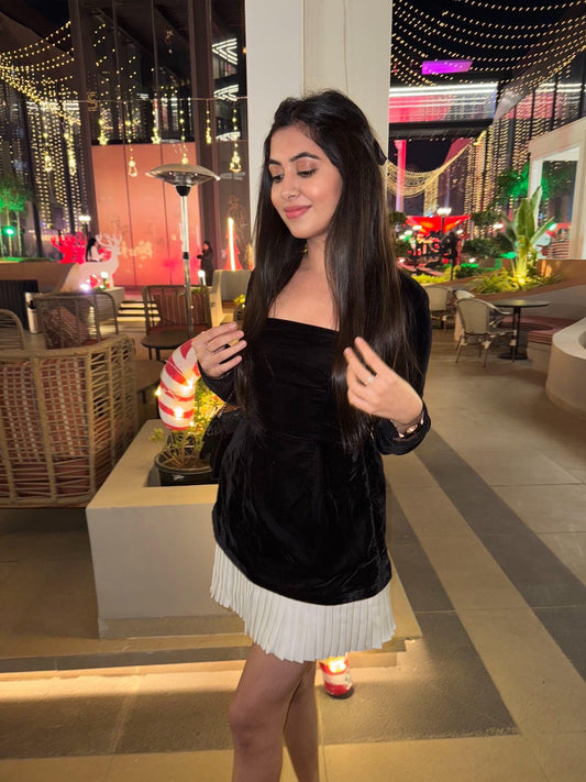 Aakriti in Velvet Empire
